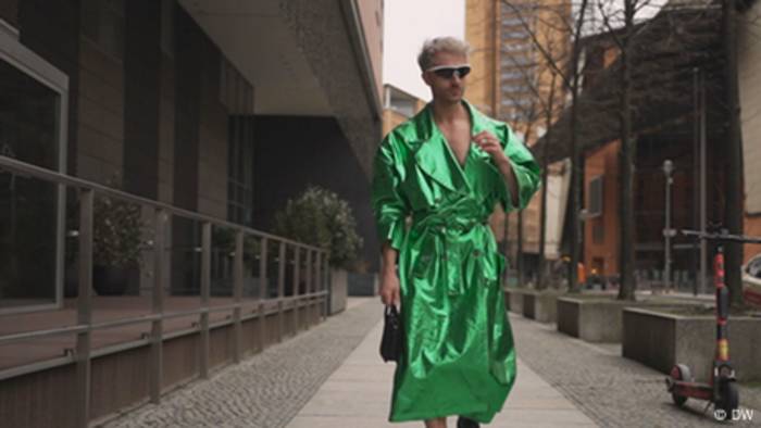 Video: Ein Model spielt mit den Geschlechterrollen