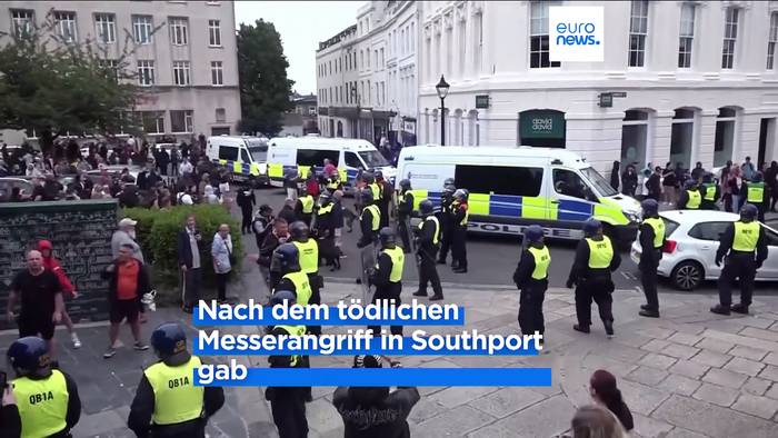 Video: FakeNews zu britischen Protesten verbreiten sich wie Lauffeuer: Elon Musks X droht Millionenstrafe
