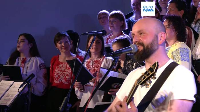 Video: Singen für die Front: Tschechisch-ukrainischer Chor sammelt über 80.000 Euro