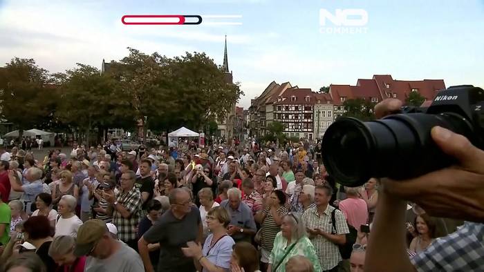 News video: Sahra Wagenknecht mit roter Farbe beworfen