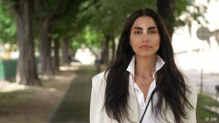 Video: Engagiert: Das iranische Model Farnoush Hamidian