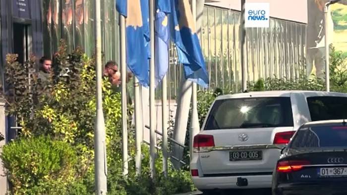 Video: Sorge vor ethnischen Spannungen: Keine Fahrzeuge auf der Brücke in Mitrovica