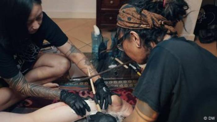 News video: Hand Tapping: Traditionelle indonesische Tattoos