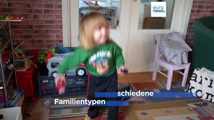 Video: Bezahltes Enkelkindersitting für Großeltern: Schweden führt flexibles Elternzeitsystem ein