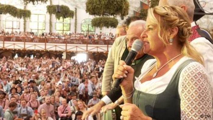 Video: Starke Frauen setzen sich beim Oktoberfest durch