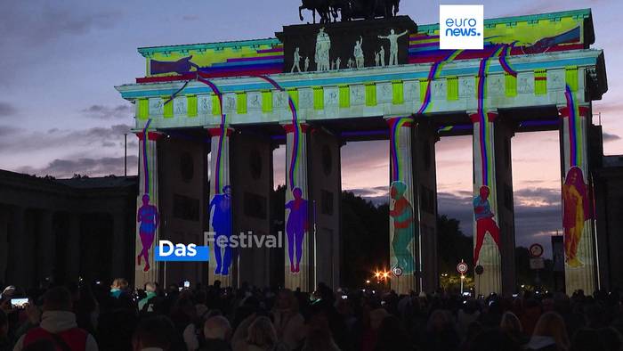 Video: Riesenspinne und Friedenstaube locken zum 20. Berliner Lichtfest