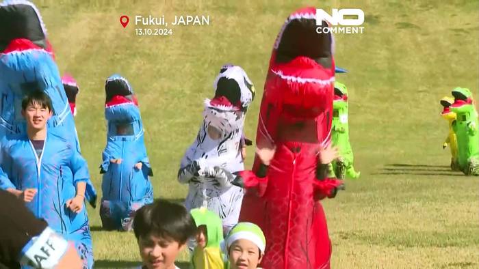 Video: Achtung, Dinosaurier Unterwegs! Japaner in bunten Kostümen liefen um die Wette