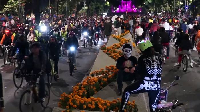 News video: Geister auf zwei Rädern: Mexiko feiert den Tag der Toten