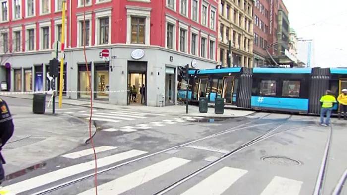 Video: Straßenbahn entgleist in Olso und kracht in ein Geschäft