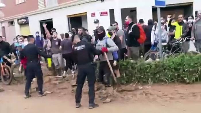 Video: Spaniens König wird mit Schlamm beworfen und ausgebuht