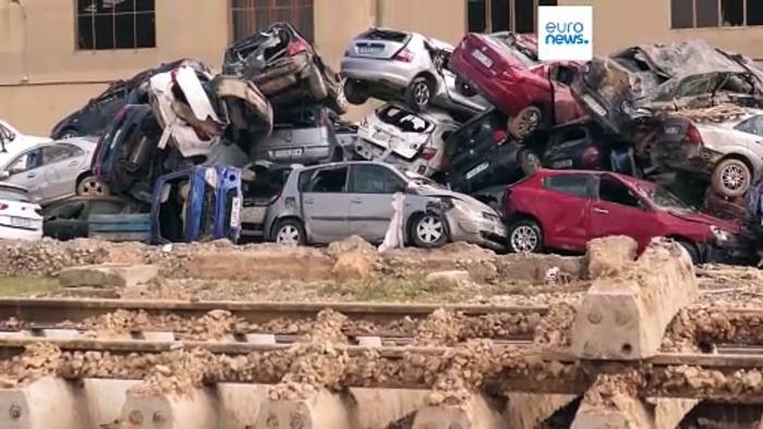 Video: Hochwasser in Spanien: Wassermassen reißen über 30 Autos an Costa Brava in Fluss