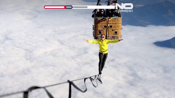 News video: Slackliner balancieren in atemberaubendem Weltrekord zwischen Heißluftballons in 2.500 Metern Höhe