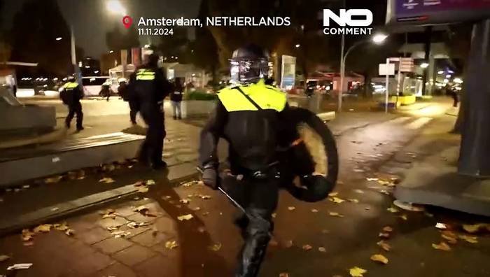 News video: No Comment: Straßenbahn in Brand gesetzt bei Ausschreitungen in Amsterdam