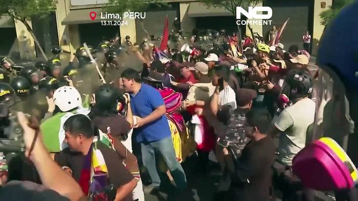 Video: Peru: Demonstranten und Polizei stoßen in Lima zusammen