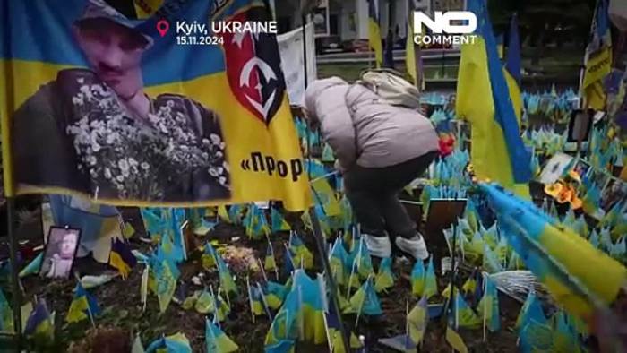 Video: No Comment: Kiew ehrt die Gefallenen