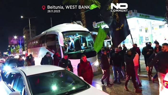 Video: Tränen der Freude: Palästinensische Gefangene und israelische Geiseln kehren nach Hause zurück