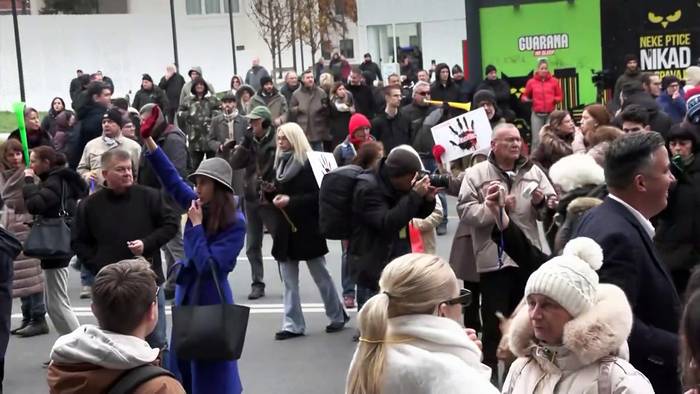 Video: No Comment: 15 Minuten Lärm für 15 verlorene Leben in Novi Sad