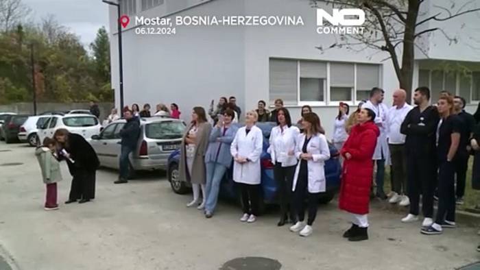 Video: Der Weihnachtsmann kommt im bosnischen Kinderkrankenhaus durchs Fenster