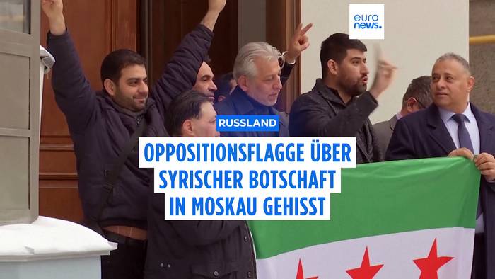 Video: Assad in Moskau: Oppositionelle hissen Oppositionsflagge über syrischer Botschaft