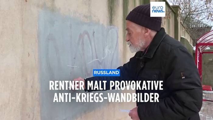 Video: Protest in Rusland: Rentner malt provokative Anti-Kriegs-Wandbilder