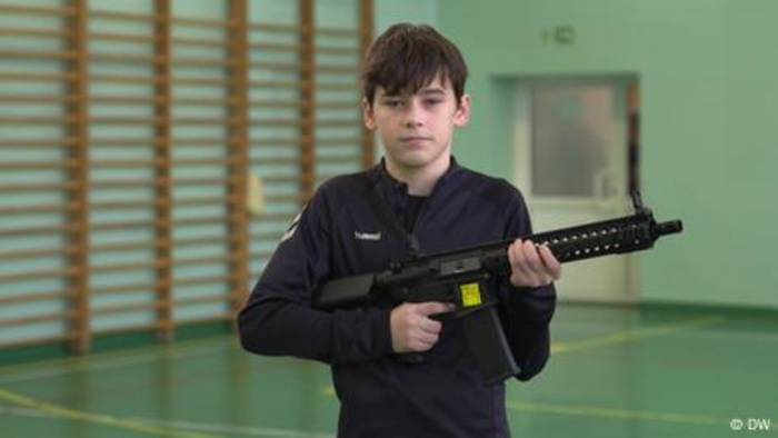 News video: Mathe, Bio, Schießen – Unterricht an der Waffe in Polen