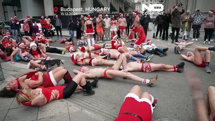 News video: No Comment: Weihnachtsmänner und -frauen trotzen der Kälte