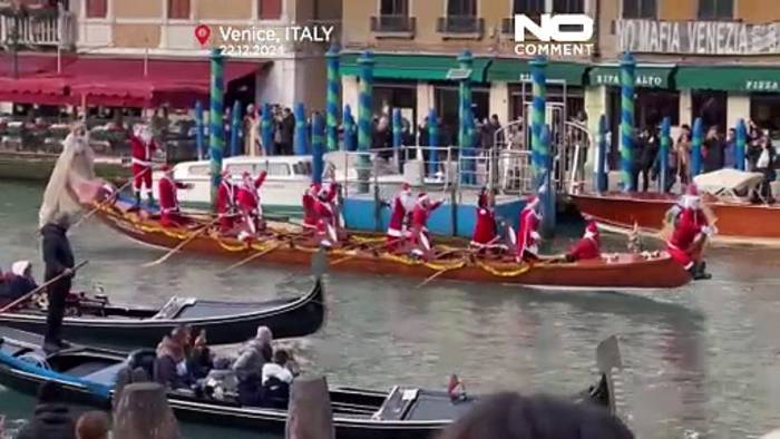 Video: Venedig: Weihnachtsmänner rudern über den Canale Grande