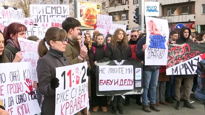 Video: 15 Minuten für 15 Menschenleben: Studierende in Serbien fordern Aufklärung von Novi Sad