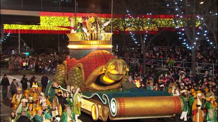 Video: Die Parade der Heiligen Drei Könige beleuchtet die Straßen von Madrid