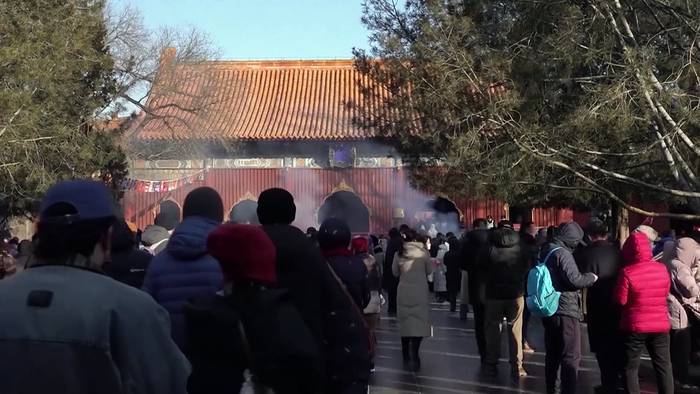 Video: China tritt in das Jahr der Schlange ein, Feiern und Gebete in Peking