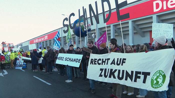 News video: Demonstrationen in Deutschland: Menschen demonstrieren gegen Friedrich Merz