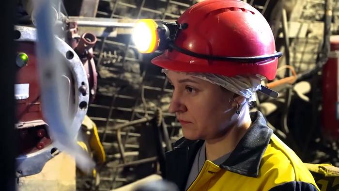 News video: Männer an der Front: Ukrainische Frauen packen im Kohlebergbau an
