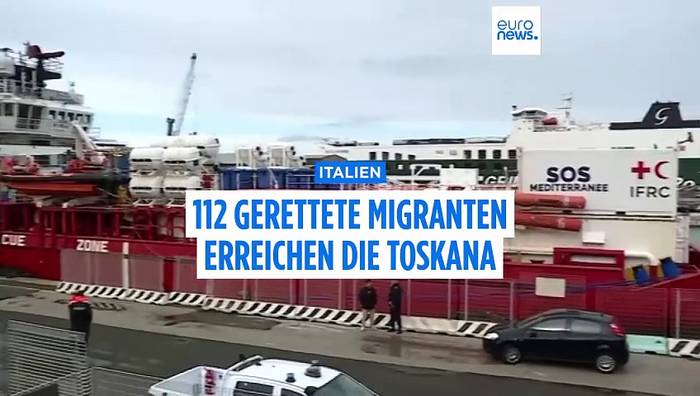 Video: Italien: 112 gerettete Migranten erreichen die Toskana
