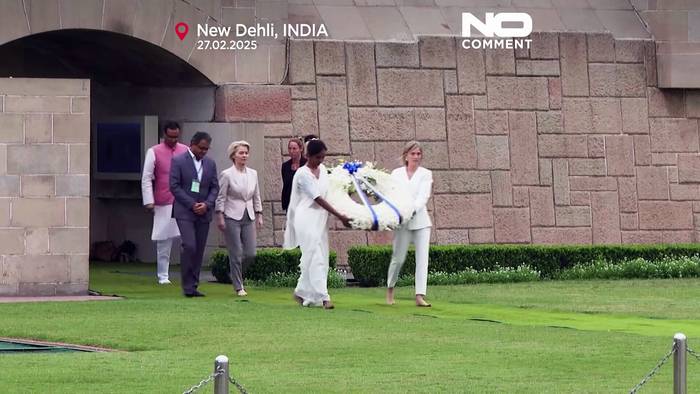 Video: Von der Leyen in Indien: Blumen an Gandhis Grab