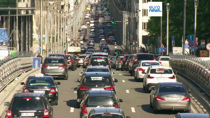 Video: Von der Leyen schlägt Aufweichung der CO2-Emissionsziele für Autos vor
