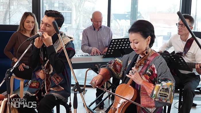 Video: Treffen Sie die kasachischen Musiker, die traditionelle Klänge in moderne Meisterwerke verwandeln