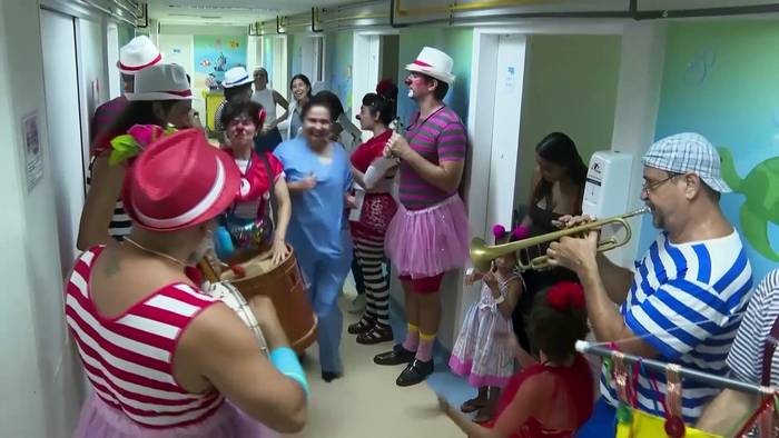 News video: Clowns und Samba: Der Karneval kommt zu Rios kleinen Patienten
