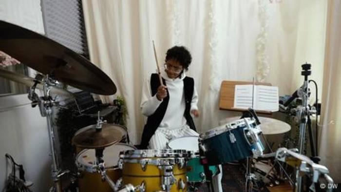 Video: Schlagzeugerin Philo Tsoungui mischt die Musikszene auf