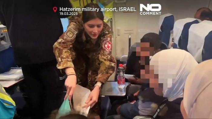 Video: Italien fliegt neun kranke Kinder aus Gaza aus