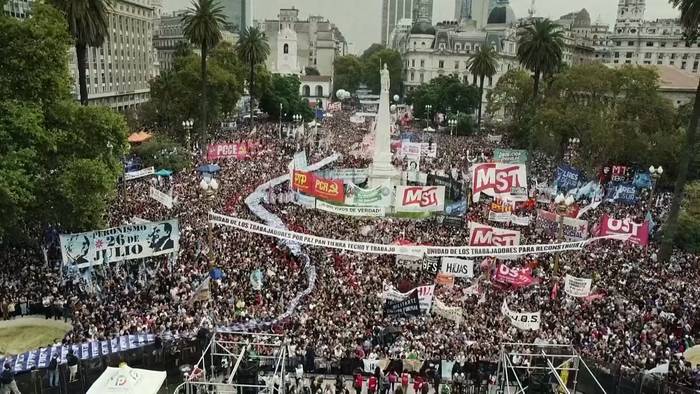 Video: Militärputsch von 1976: Argentinier gedenken der Opfer