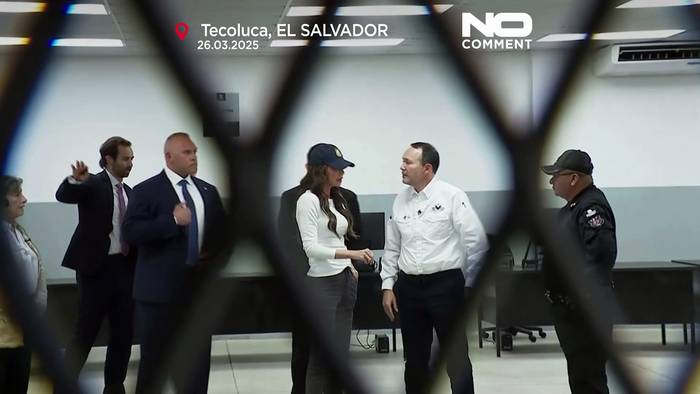 News video: Kristi Noem besucht Gefängnis in El Salvador, das US-Abgeschobene beherbergt