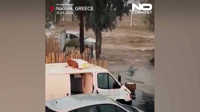 News video: Regenfälle auf Panos: Hochwasser spült Autos weg