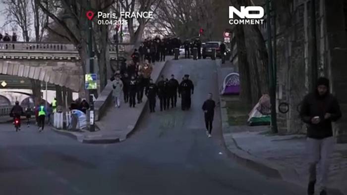 Video: Französische Behörden räumen Migrantenlager entlang der Seine in Paris