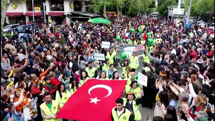 News video: Türkische Stadt erblüht in Farbe und Freude beim Orangenblütenfest