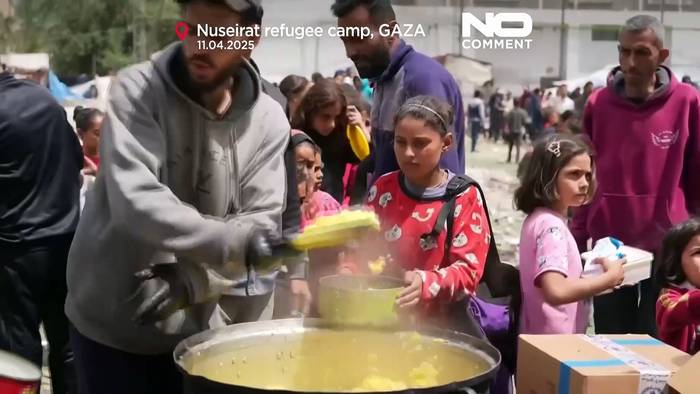 Video: Palästinenser warten in der Schlange für Lebensmittel in der Wohltätigkeitsküche von Gaza