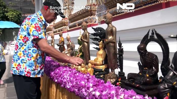 Video: Buddhistische Statuen in Thailand werden zu Beginn des Songkran-Neujahrsfestes mit Wasser bespritzt