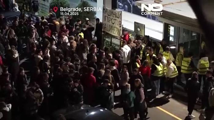 Video: Studenten blockieren Eingang des serbischen Staatsfernsehens und werfen ihm regierungsfreundliche Voreingenommenheit vor