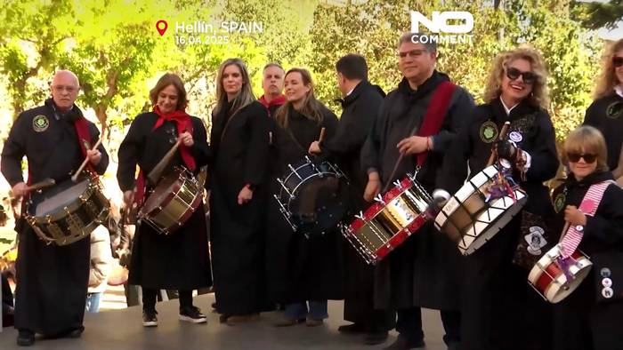 Video: Menschen in der spanischen Stadt Hellín begrüßen Ostern mit traditionellem Trommeln