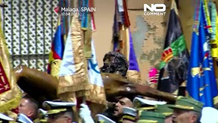 Video: Legionäre tragen Christusstatue in der Prozession am Gründonnerstag durch Málaga