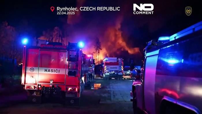 News video: Schauen Sie: Hunderte Feuerwehrleute kämpfen gegen wütendes Feuer in der Nähe von Prag